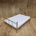 Säng med guldfärgad ram