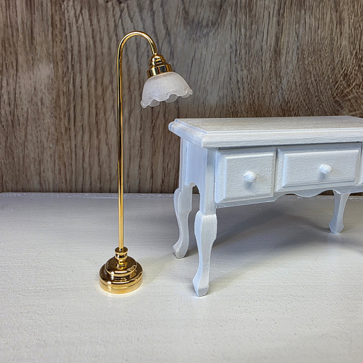Golvlampa, vågig skärm